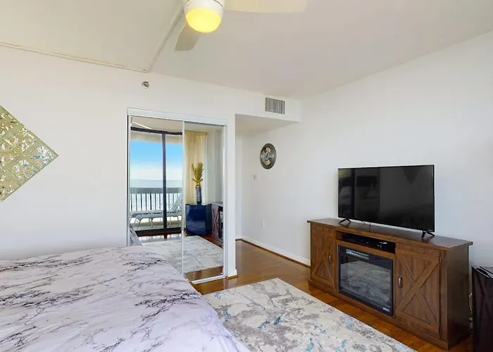 Wonderful In Beachfront Complex With Shared Pool Free Wifi Private Washer & Dryer Holiday home *